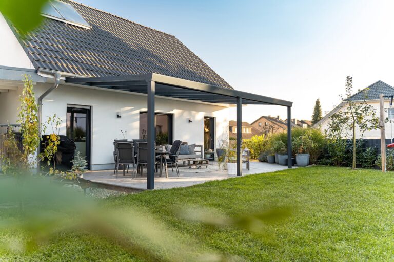 Aluxe TrendLine met glasdak in wit, gezien vanuit de tuin