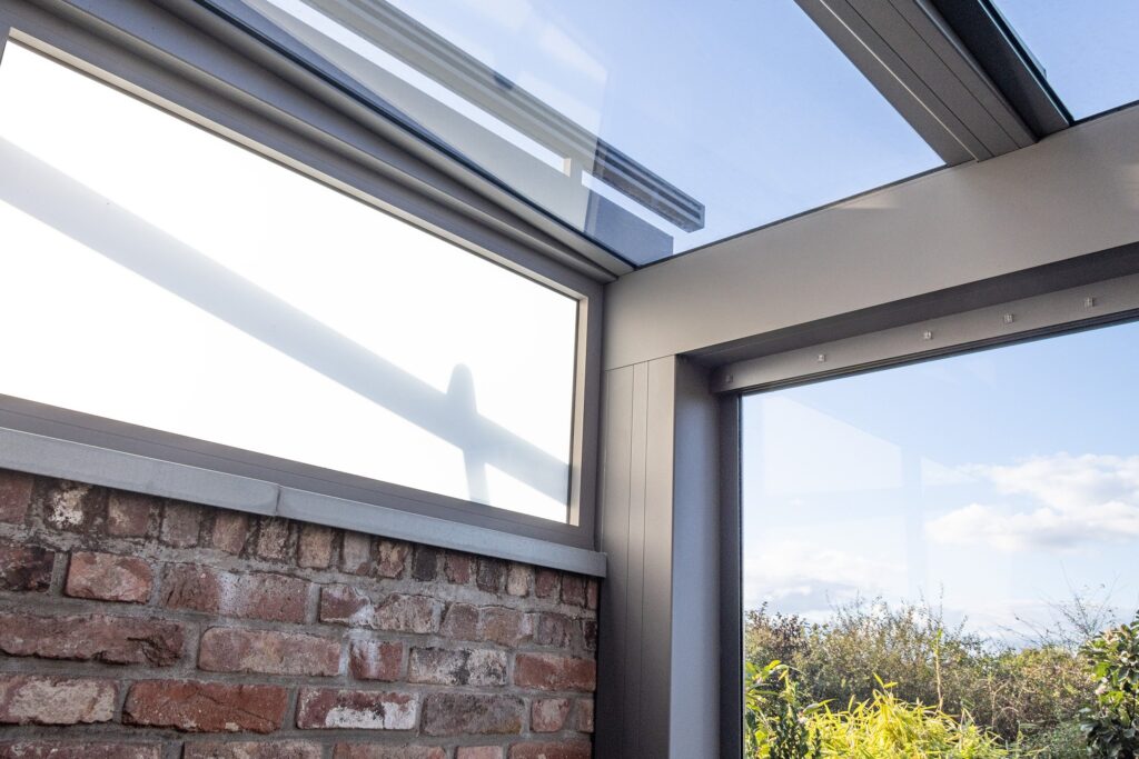 Detail van de bovendaks gemonteerde zonwering van een Aluxe UltraLine Compact