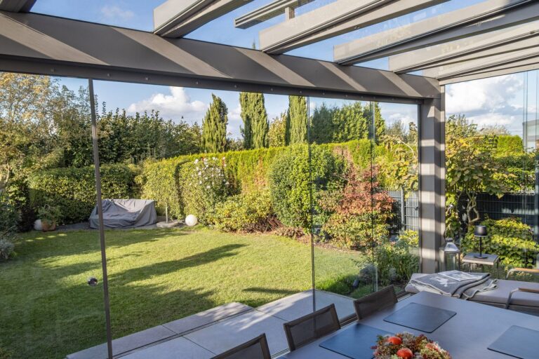 Aluxe UltraLine Compact overkapping in RAL 9007 grijs aluminium met panoramaschuifwanden en bovendaks zonwering