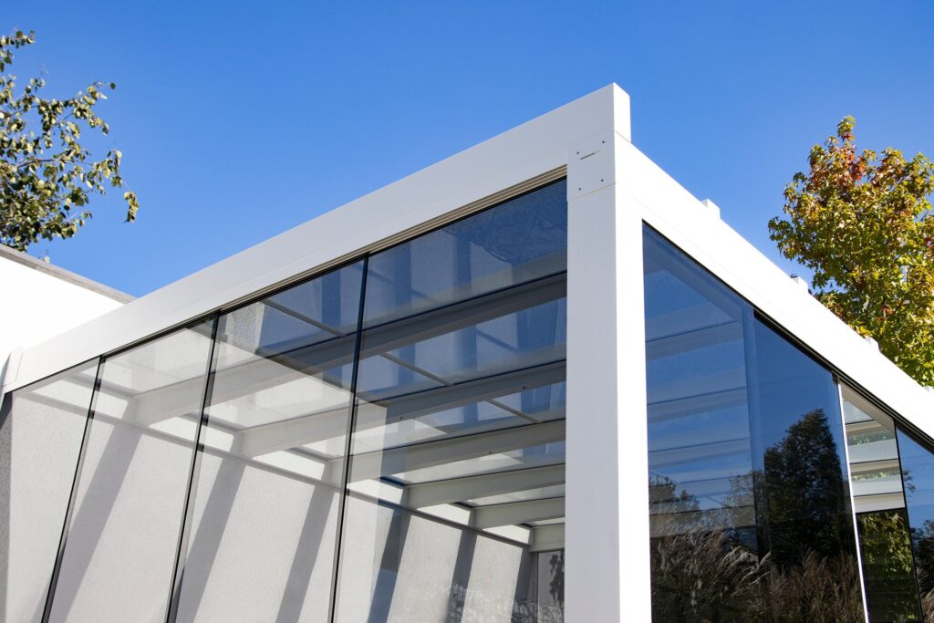 Aluxe UltraLine Compact overkapping in RAL 9010 wit, zijaanzicht