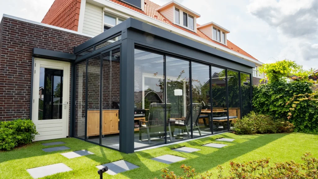 Aluxe UltraLine Style tuinkamer in RAL 9005 gitzwart met panoramabeglazing