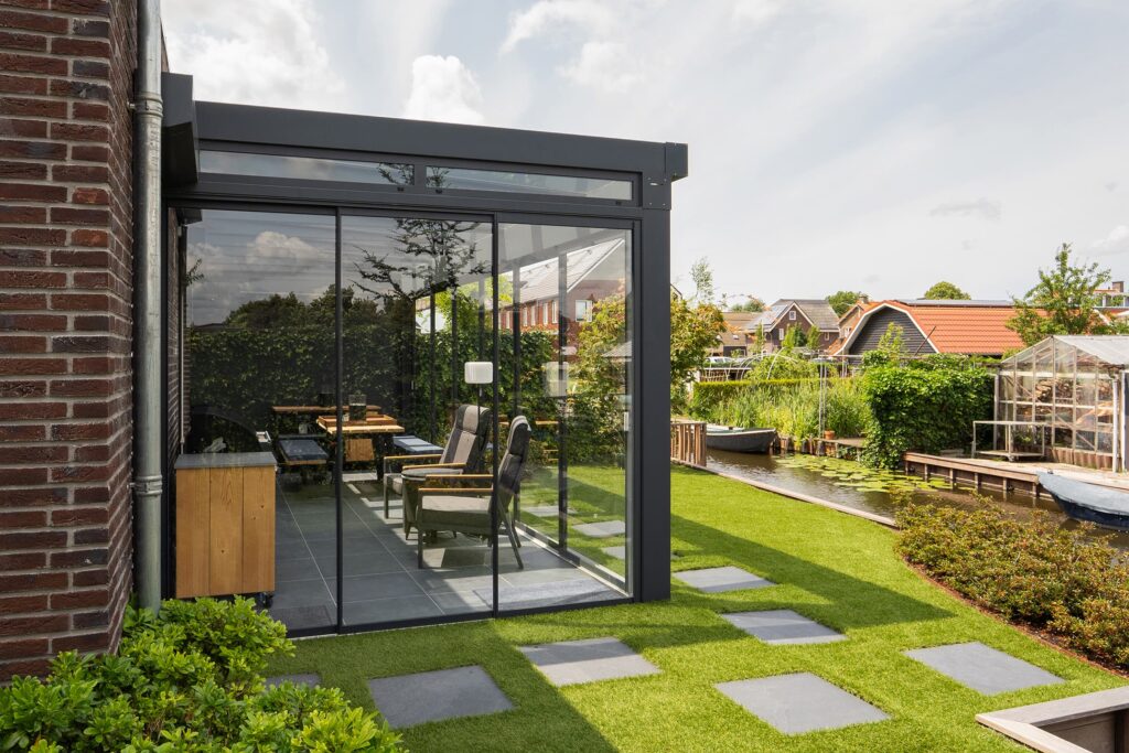 Aluxe UltraLine Style tuinkamer in gitzwart, zijaanzicht