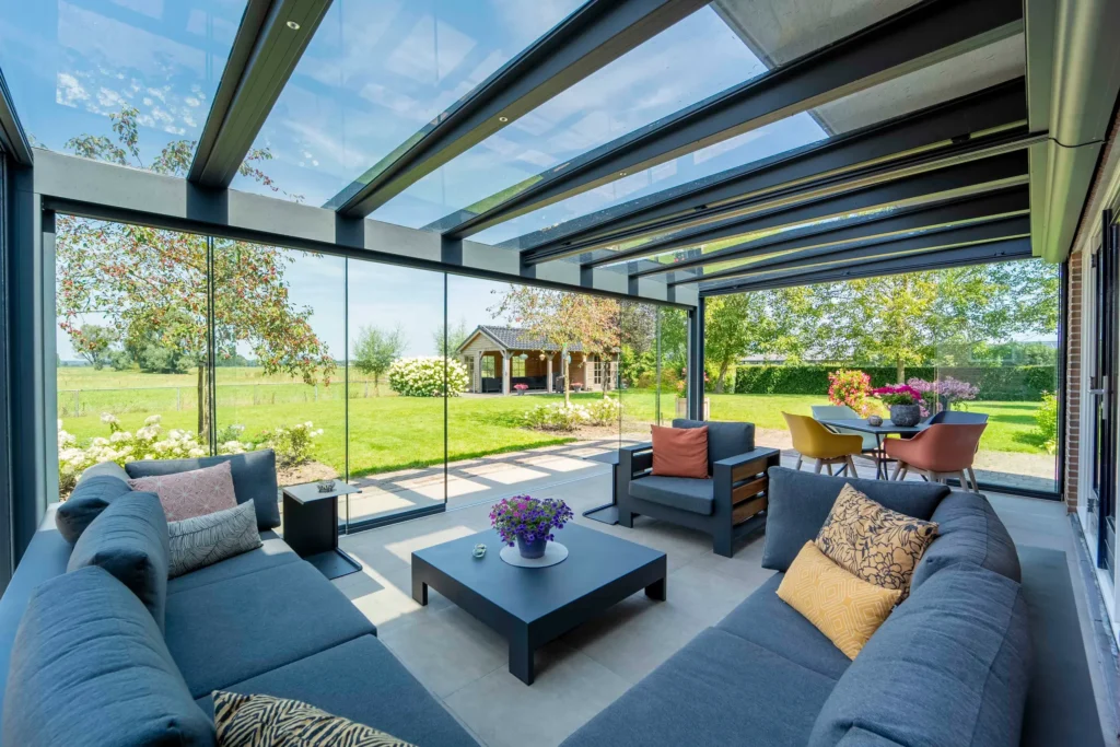 Aluxe UltraLine Classic met panoramaschuifwanden en onderdaks zonwering, gezien vanuit de tuin